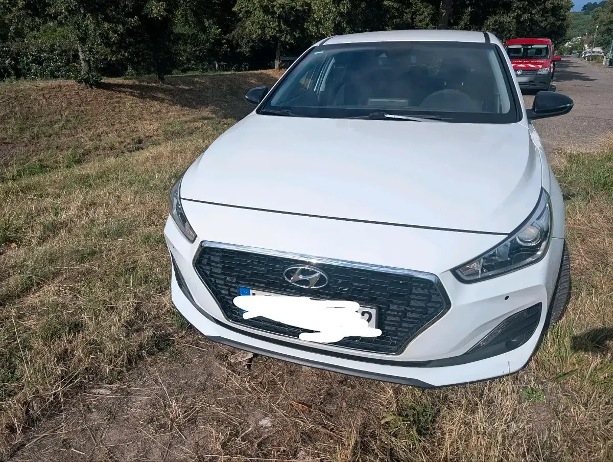 Gebraucht Hyundai i30 140 PS (102 kW) 2019 Weiß Limousine