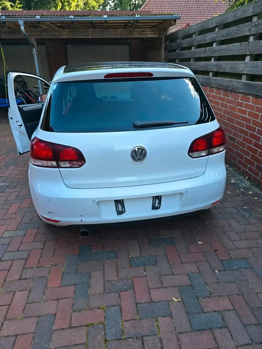 Gebraucht VW Golf VI 105 PS (77 kW) 2012 Weiß Kleinwagen