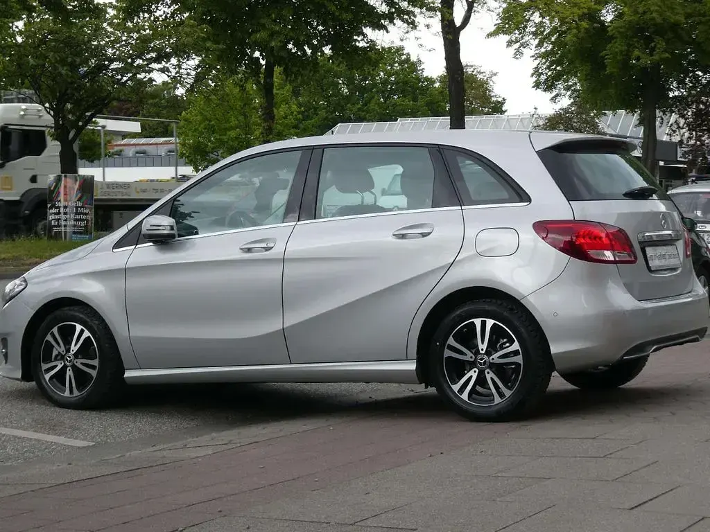 Gebraucht Mercedes B180 Style 122 PS (89 kW) 2017 Silber Van / Kleinbus