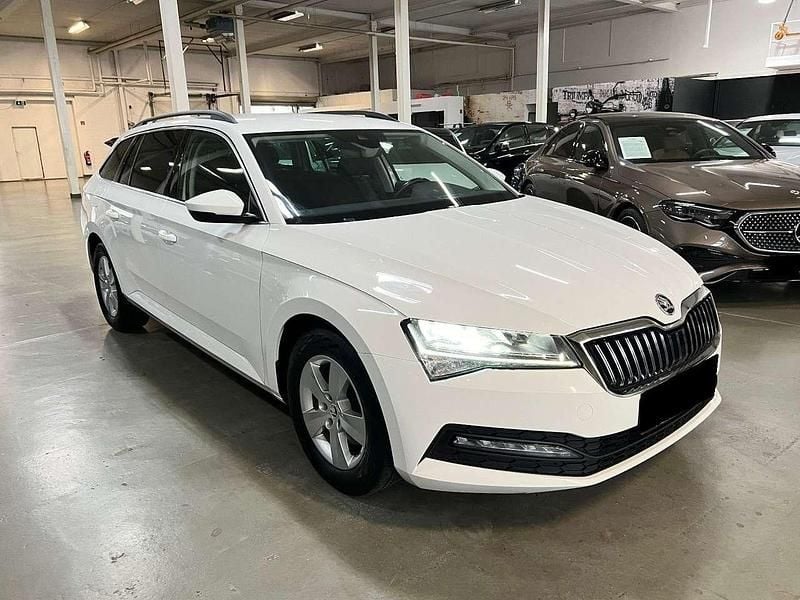 Weiß Gebraucht 2020 Skoda Superb Ambition Kombi | 15.690 € (Fairer Preis) - Bild 1/4
