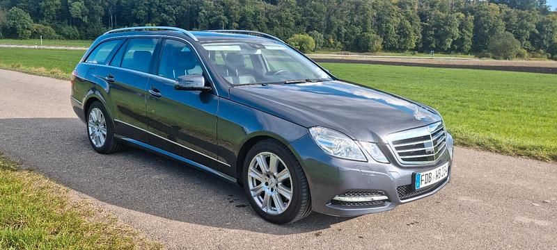 Grau Gebraucht 2012 Mercedes E300 Avantgarde Kombi | 8.099 € (Fairer Preis) - Bild 1/4
