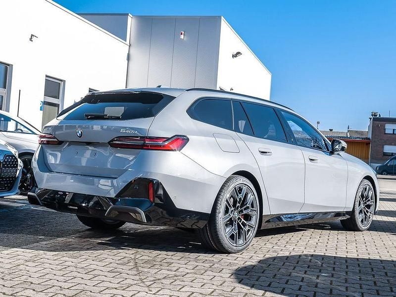 Neu BMW 540 M Sport 286 PS (210 kW) 2026 Grau Kombi