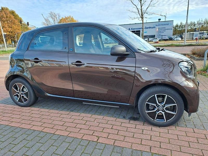 Braun Gebraucht 2020 Smart ForFour Electric Drive Passion Limousine | 10.100 € (Fairer Preis) - Bild 1/4