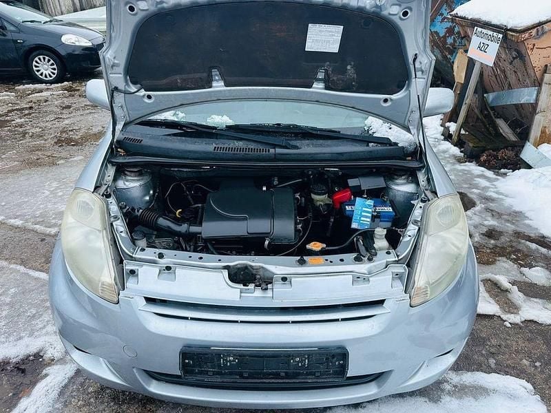 Gebraucht Daihatsu Sirion 69 PS (50 kW) 2010 Silber Kleinwagen