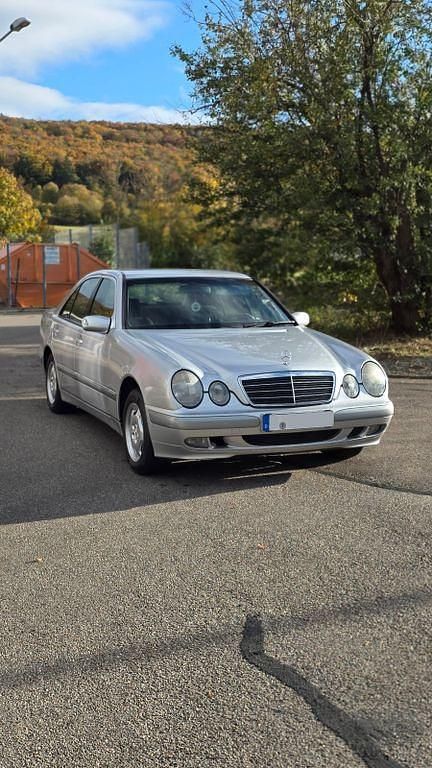 Silber Gebraucht 1999 Mercedes E200 Classic Limousine | 3.500 € (Guter Preis) - Bild 1/4