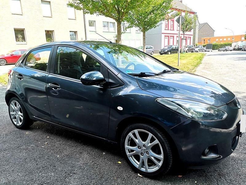 Grau Gebraucht 2010 Mazda 2 Independence Limousine | 4.390 € (Guter Preis) - Bild 1/4