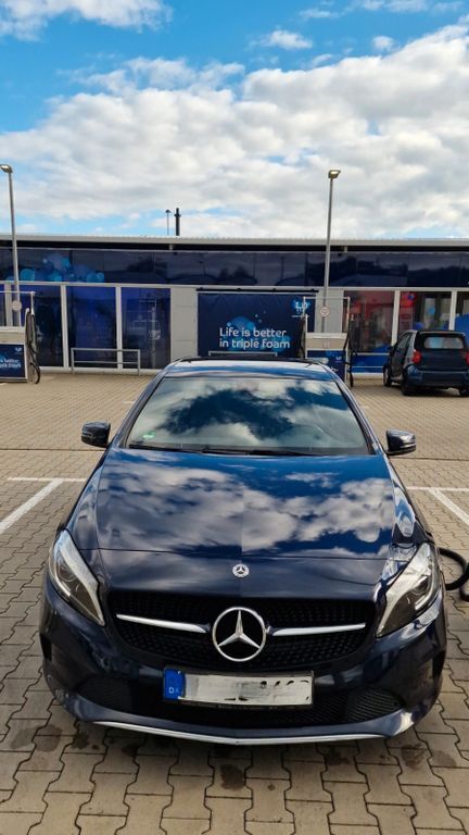 Blau Gebraucht 2018 Mercedes A180 Limousine | 17.400 € (Guter Preis) - Bild 1/4