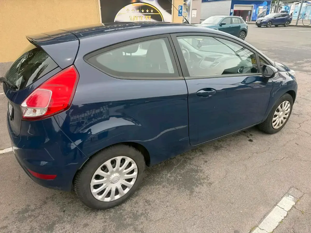 Second-hand Ford Fiesta 75 CP (55 kW) 2015 Albastru Hatchback
