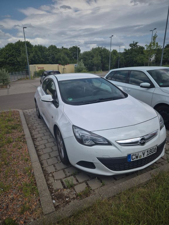 Weiß Gebraucht 2013 Opel Astra GTC Limousine | 7.500 € (Etwas zu teuer) - Bild 1/4