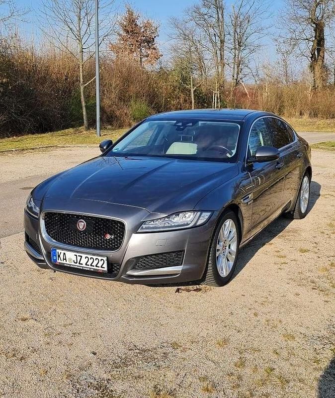 Grau Gebraucht 2017 Jaguar XF R-Sport Limousine | 11.650 € (Superpreis) - Bild 1/4