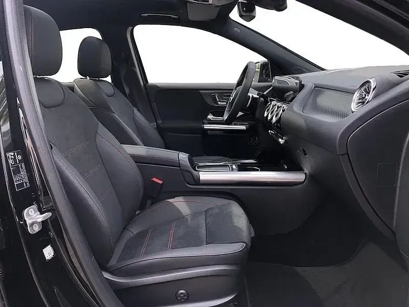 Gebraucht Mercedes GLA250 163 PS (119 kW) 2025 Schwarz metalliclack kosmosschwarz SUV