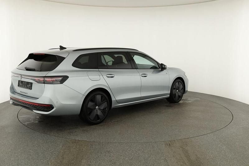 Gebraucht VW Passat R-line 193 PS (141 kW) 2026 Oyster silver metallic Kombi