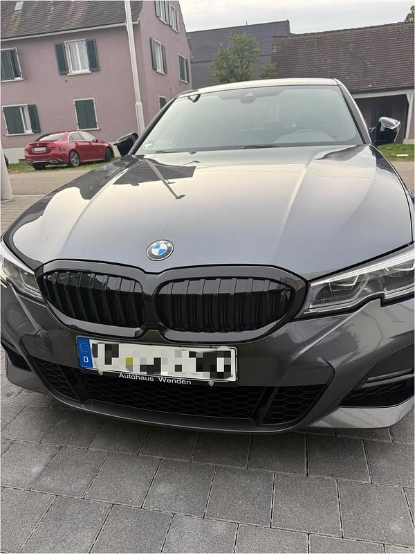 Grau Gebraucht 2022 BMW 330 Limousine | 41.000 € (Teuer) - Bild 1/4