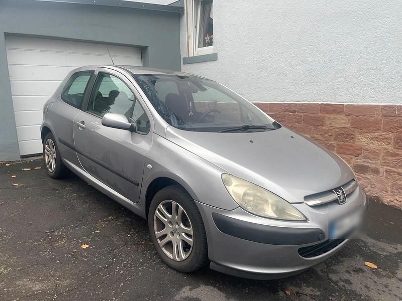 Grau Gebraucht 2004 Peugeot 307 Kleinwagen | 600 € - Bild 1/4