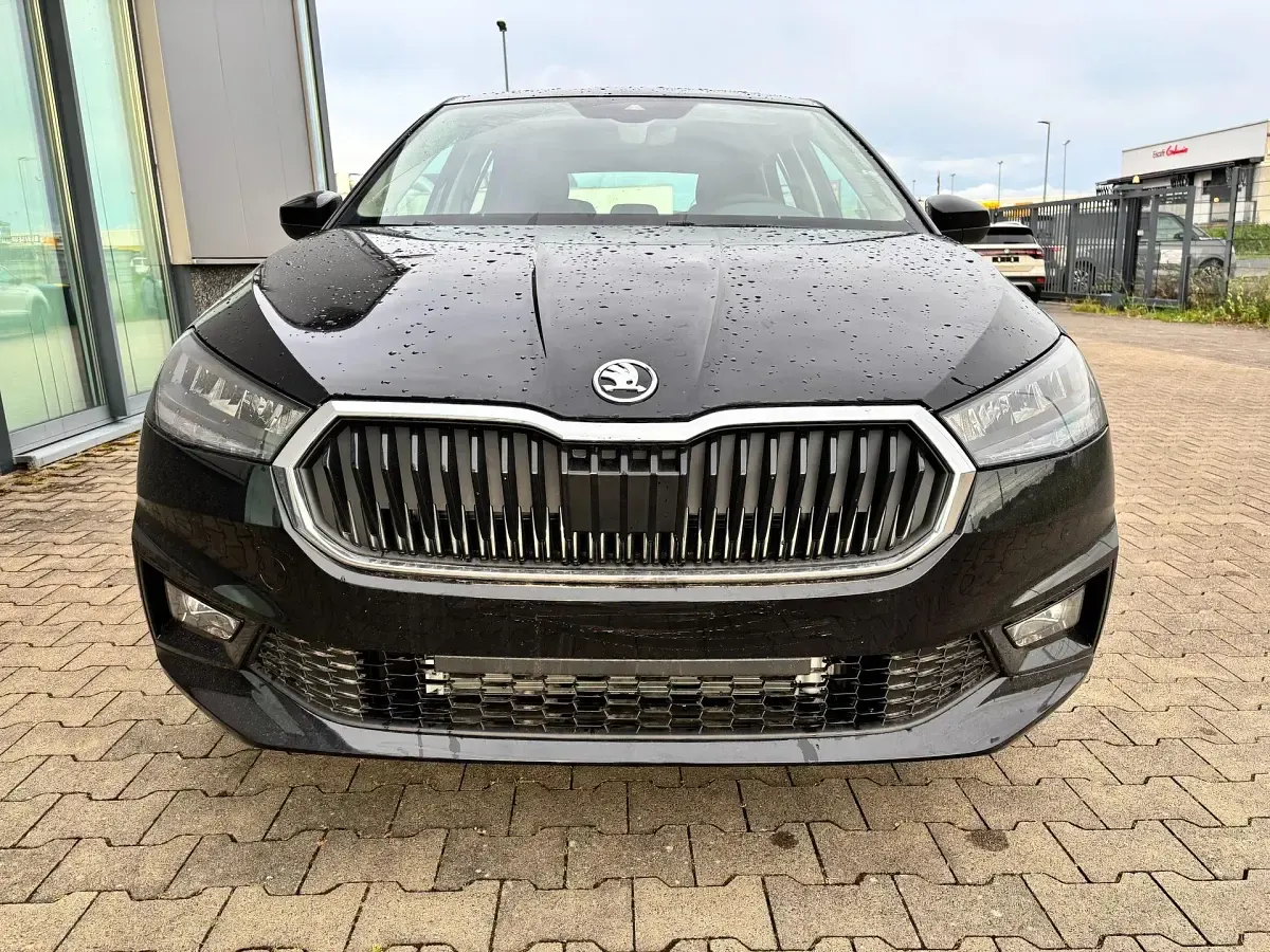 Neu Skoda Fabia 116 PS (85 kW) 2026 Metalliclackierung smokey diamondsilber Limousine