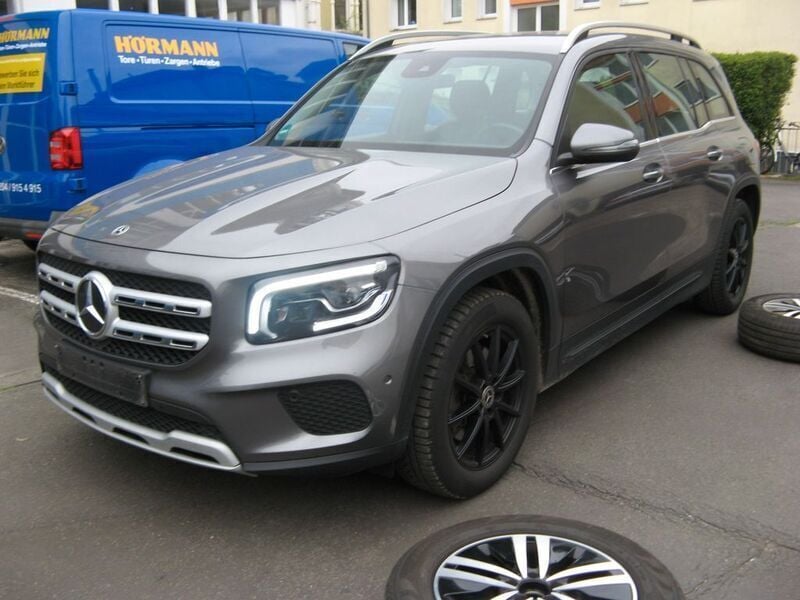 Grau Gebraucht 2021 Mercedes GLB200 Style SUV | 21.420 € - Bild 1/4