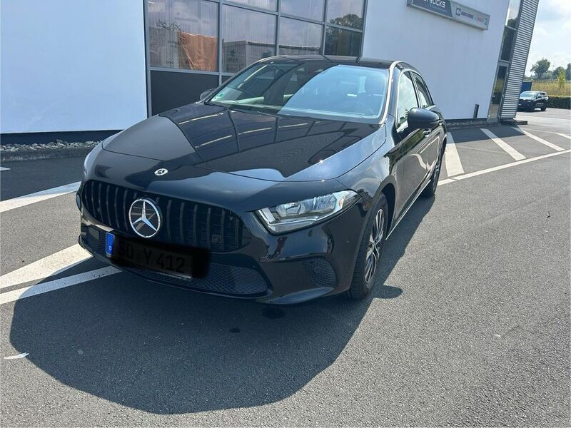 Schwarz Gebraucht 2021 Mercedes A180 Limousine | 22.999 € (Guter Preis) - Bild 1/4