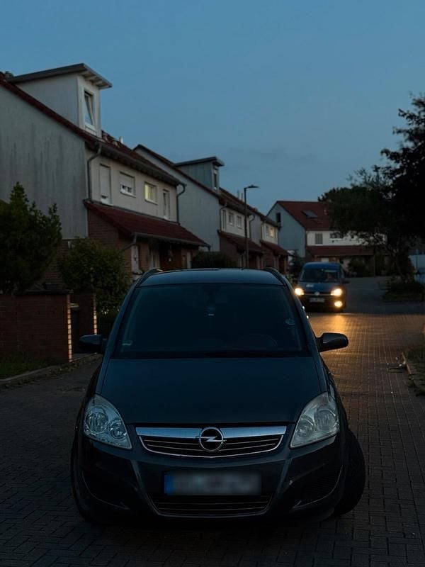 Grau Gebraucht 2009 Opel Zafira Van / Kleinbus | 4.500 € (Etwas zu teuer) - Bild 1/4