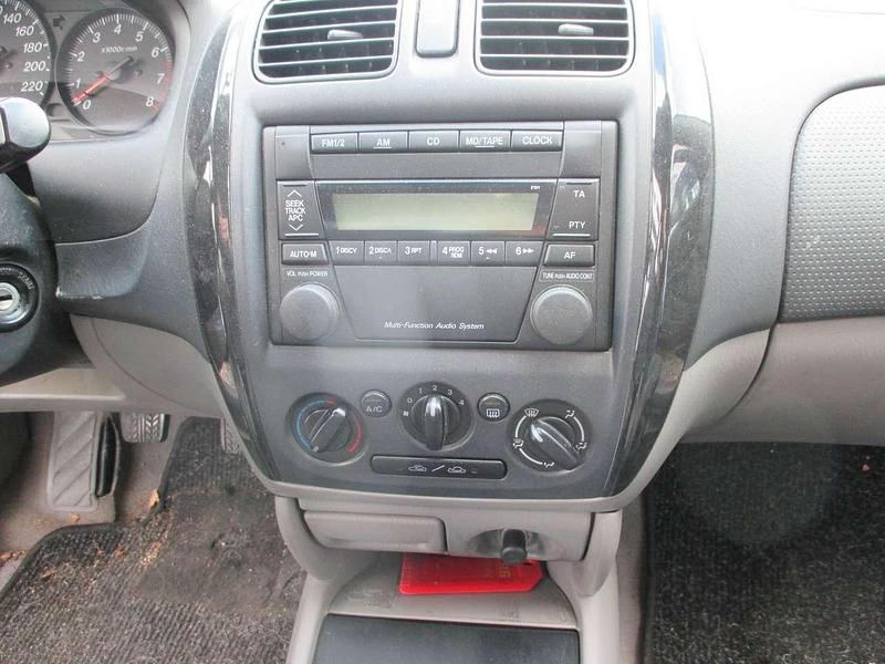Używany Mazda 323 Comfort 72 KM (52 kW) 2001 Srebrny Sedan/Limuzyna