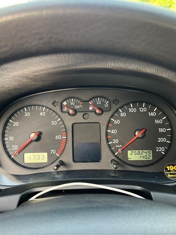 Rot Gebraucht 2002 VW Golf IV Basis Limousine | 950 € (Fairer Preis) - Bild 1/4