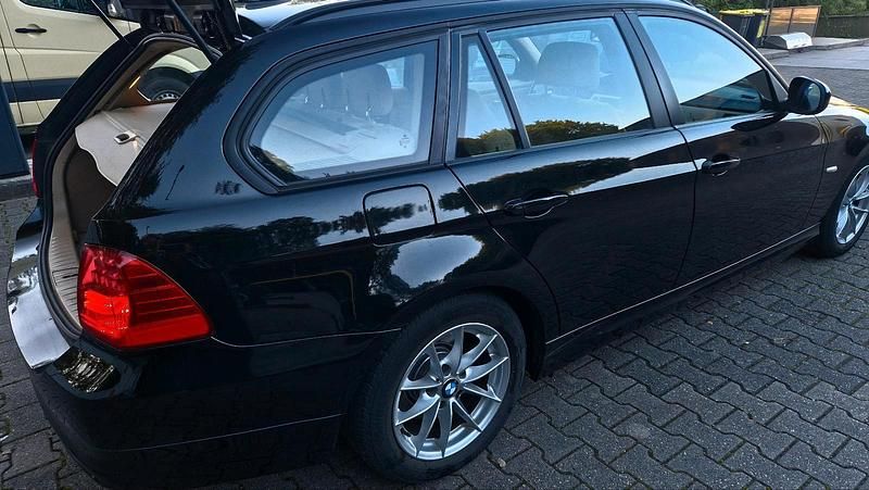 Gebraucht BMW 320 184 PS (135 kW) 2012 Schwarz Kombi