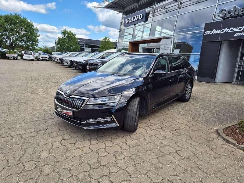 Gebraucht Skoda Superb Style 218 PS (160 kW) 2023 Blackmagic perleffekt Kombi
