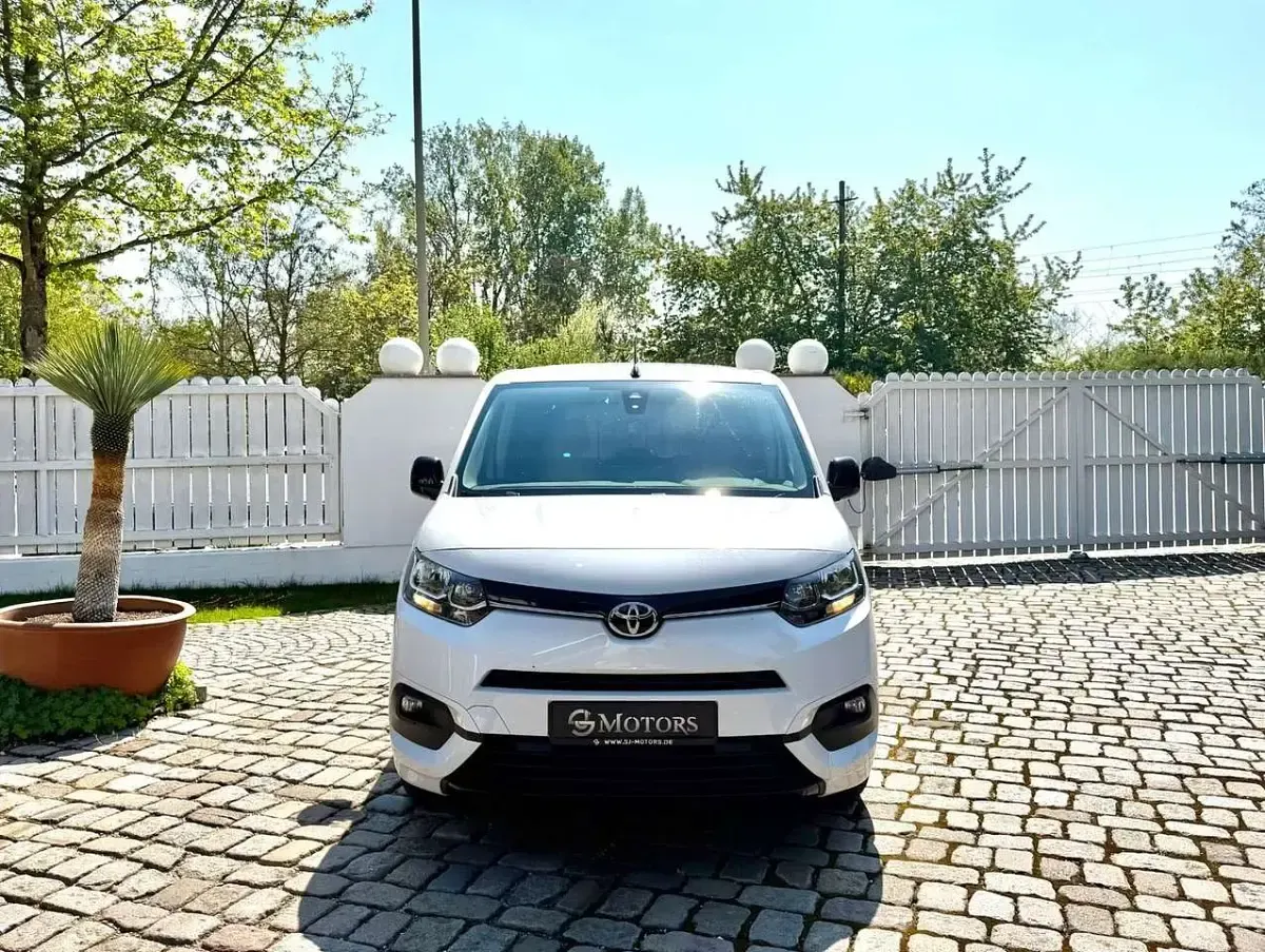 Gebraucht Toyota Proace 102 PS (75 kW) 2023 Weiß Van / Kleinbus
