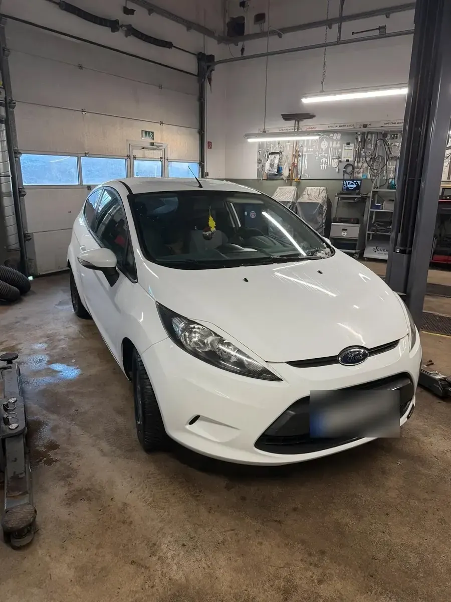 Gebraucht Ford Fiesta 82 PS (60 kW) 2009 Weiß Kleinwagen