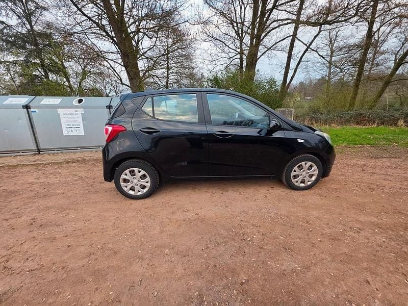 Gebraucht Hyundai i10 Classic 67 PS (49 kW) 2016 Schwarz Kleinwagen