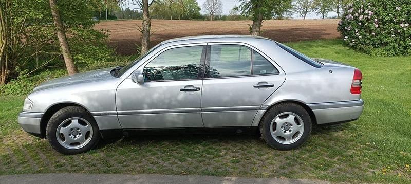 Grau Gebraucht 1997 Mercedes C180 Elegance Limousine | 3.950 € (Guter Preis) - Bild 1/4