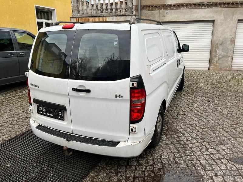 Gebraucht Hyundai H-1 170 PS (125 kW) 2009 Weiß Van / Kleinbus