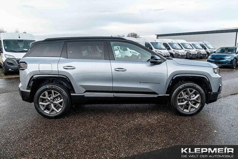 Neu Jeep Compass 136 PS (100 kW) 2026 Yosemite grey SUV