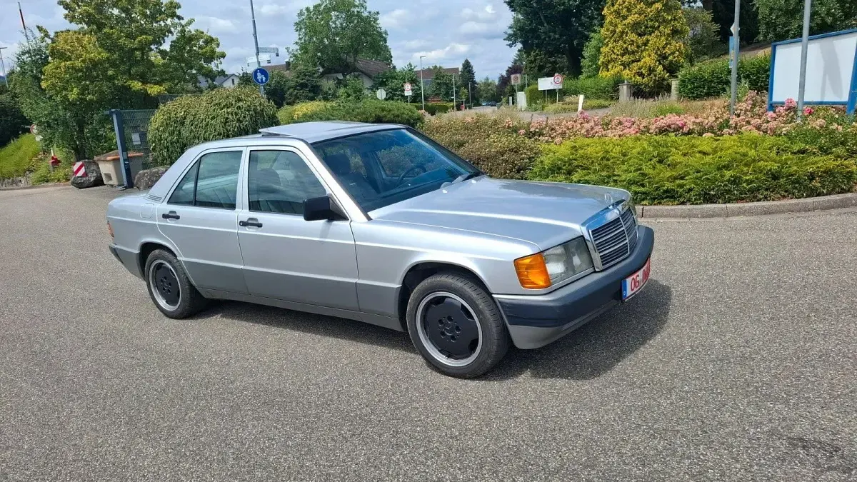 Gebraucht Mercedes 190 107 PS (78 kW) 1991 Silber Limousine