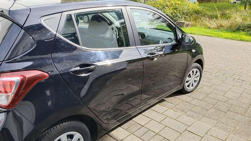 Schwarz Gebraucht 2017 Hyundai i10 Intro Edition Kleinwagen | 8.000 € (Fairer Preis) - Bild 1/4
