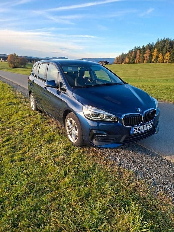 Blau Gebraucht 2020 BMW 218 Gran Tourer Van / Kleinbus | 19.900 € (Guter Preis) - Bild 1/4