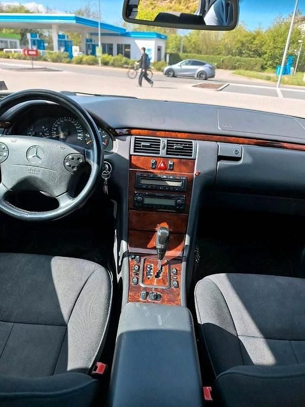 Second-hand Mercedes E220 143 CP (105 kW) 2001 Argintiu Berlinǎ