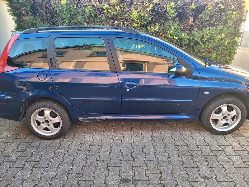 Blau Gebraucht 2025 Peugeot 206 Kombi | 2.500 € - Bild 1/4
