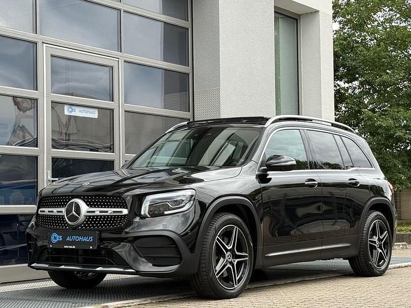 Nachtschwarz Gebraucht 2021 Mercedes GLB200 AMG SUV | 33.790 € (Teuer) - Bild 1/4