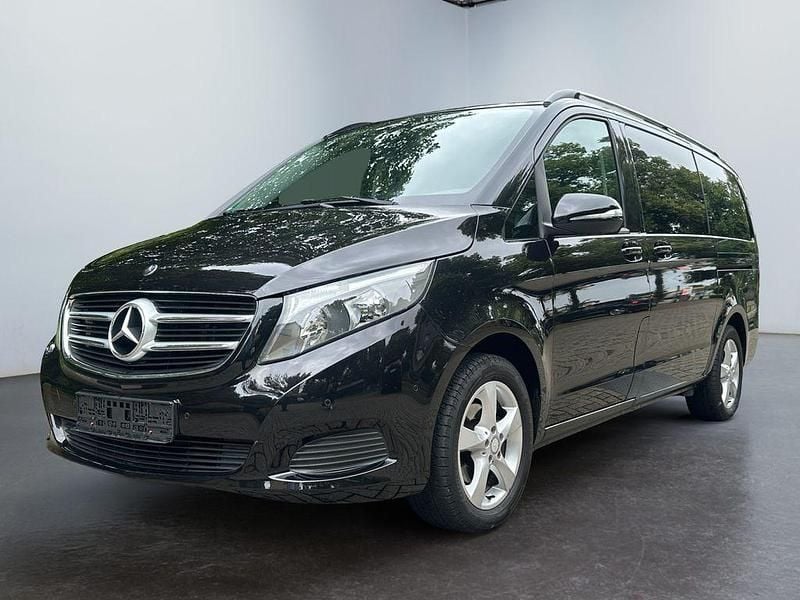 Schwarz Gebraucht 2016 Mercedes V220 Van / Kleinbus | 30.990 € (Fairer Preis) - Bild 1/4