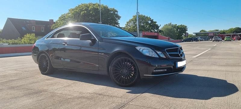 Schwarz Gebraucht 2011 Mercedes E350 Coupé | 15.199 € (Teuer) - Bild 1/4