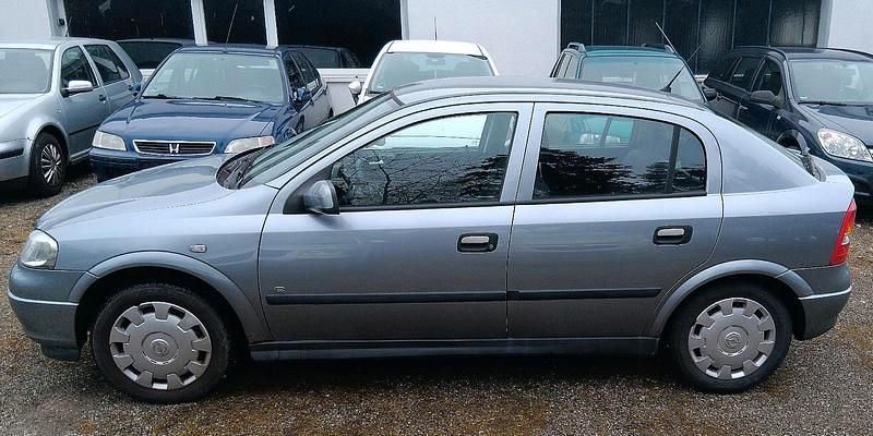 Gebraucht Opel Astra 90 PS (66 kW) 2010 Grau Kleinwagen