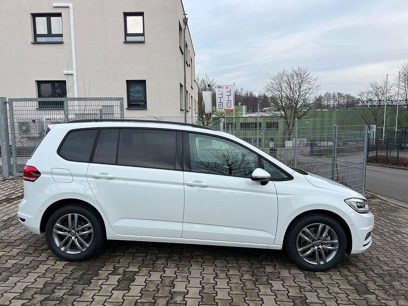 Neu VW Touran Comfortline 150 PS (110 kW) 2025 Weiß Van / Kleinbus