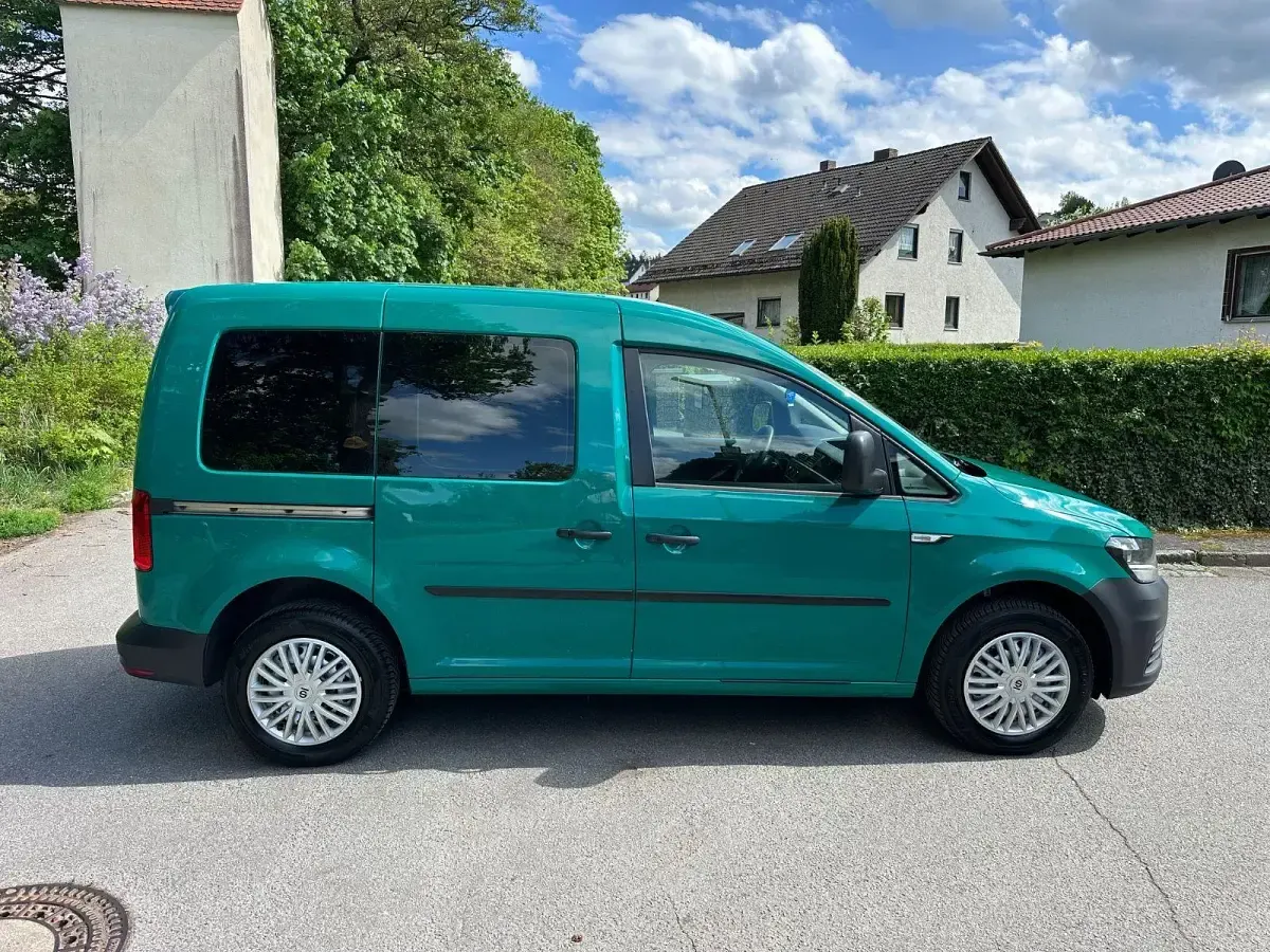 Käytetty VW Caddy 75 HP (55 kW) 2018 Vihreä Tila-auto