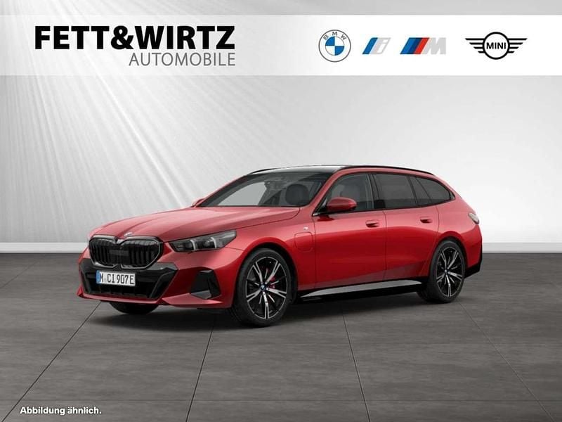 Fire red metallic Gebraucht 2025 BMW 550e M Sport Kombi | 75.500 € (Superpreis) - Bild 1/2
