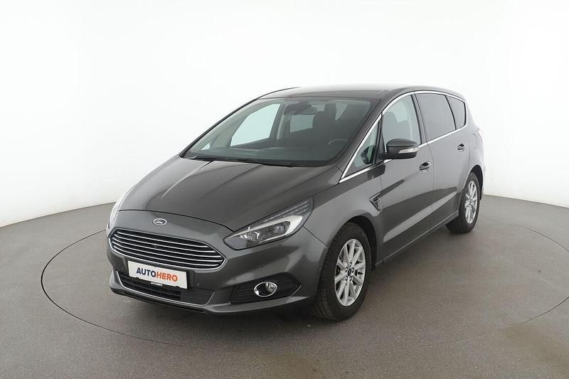 Grau Gebraucht 2017 Ford S-MAX Titanium Van / Kleinbus | 19.260 € (Etwas zu teuer) - Bild 1/3