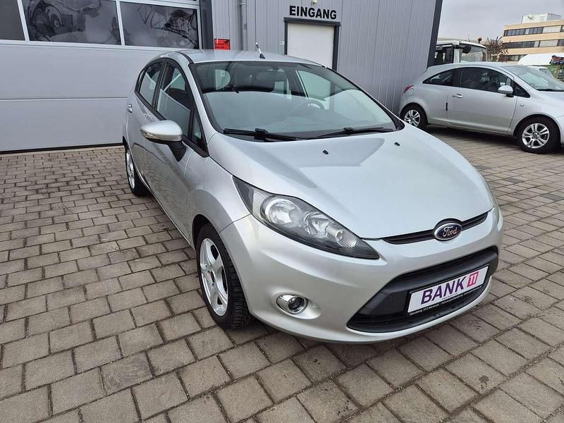 Gebraucht Ford Fiesta Champions Edition 82 PS (60 kW) 2012 Polarsilber metallic Kleinwagen