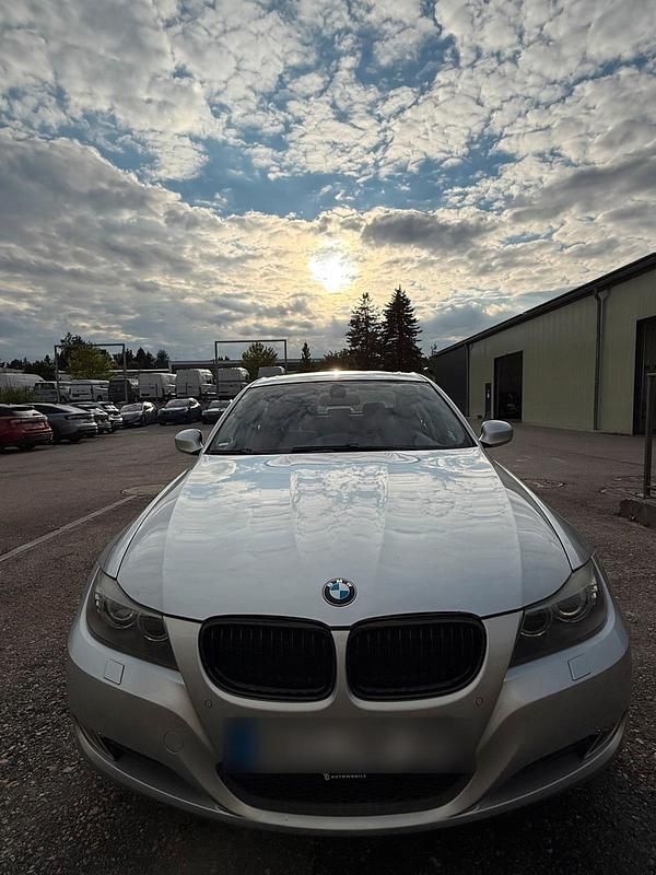 Gebraucht BMW 320 170 PS (125 kW) 2009 Silber Limousine