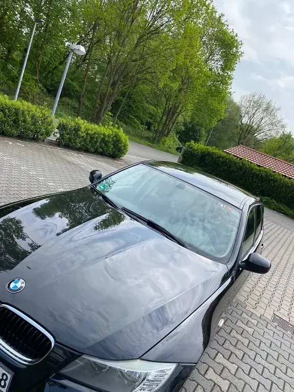 Gebraucht BMW 320 184 PS (135 kW) 2011 Schwarz Kombi