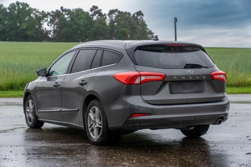 Grau Gebraucht 2019 Ford Focus Cool & Connect Kombi | 10.000 € (Fairer Preis) - Bild 1/4