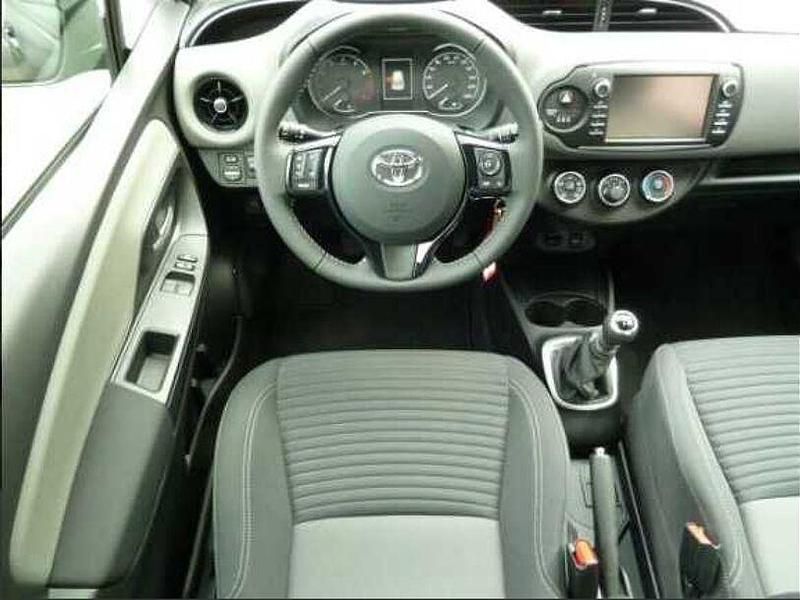 Gebraucht Toyota Yaris 111 PS (81 kW) 2019 Rot Limousine